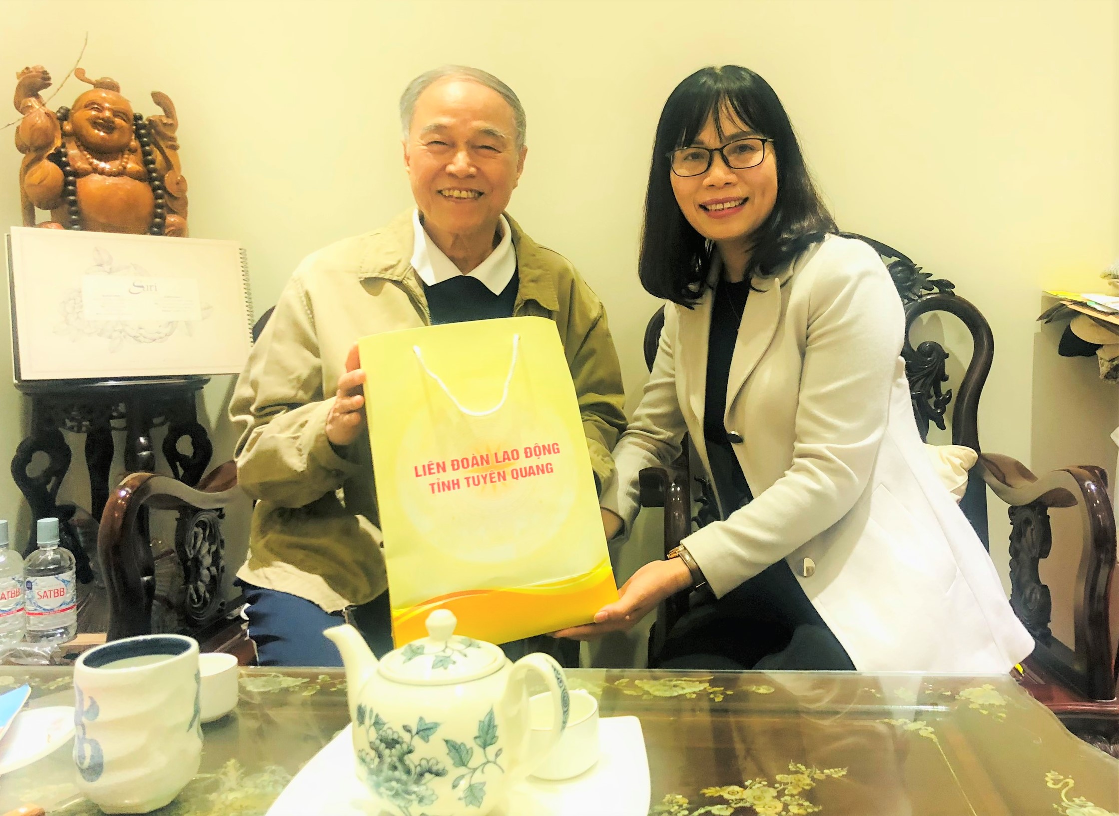 Thường trực Liên đoàn Lao động tỉnh đi thăm và tặng quà cán bộ Công đoàn hưu trí nhân dịp Tết Nguyên đán Nhâm Dần 2022.