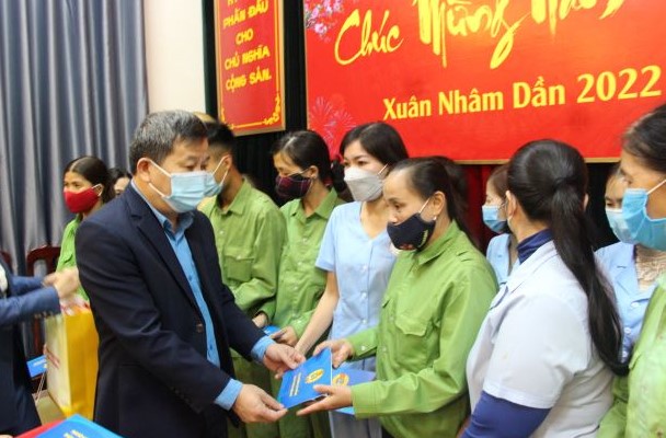 Thường trực Liên đoàn Lao động tỉnh tặng quà Tết cho đoàn viên, công nhân lao động Công ty Cổ phần Dịch vụ Môi trường và Quản lý Đô thị Tuyên Quang