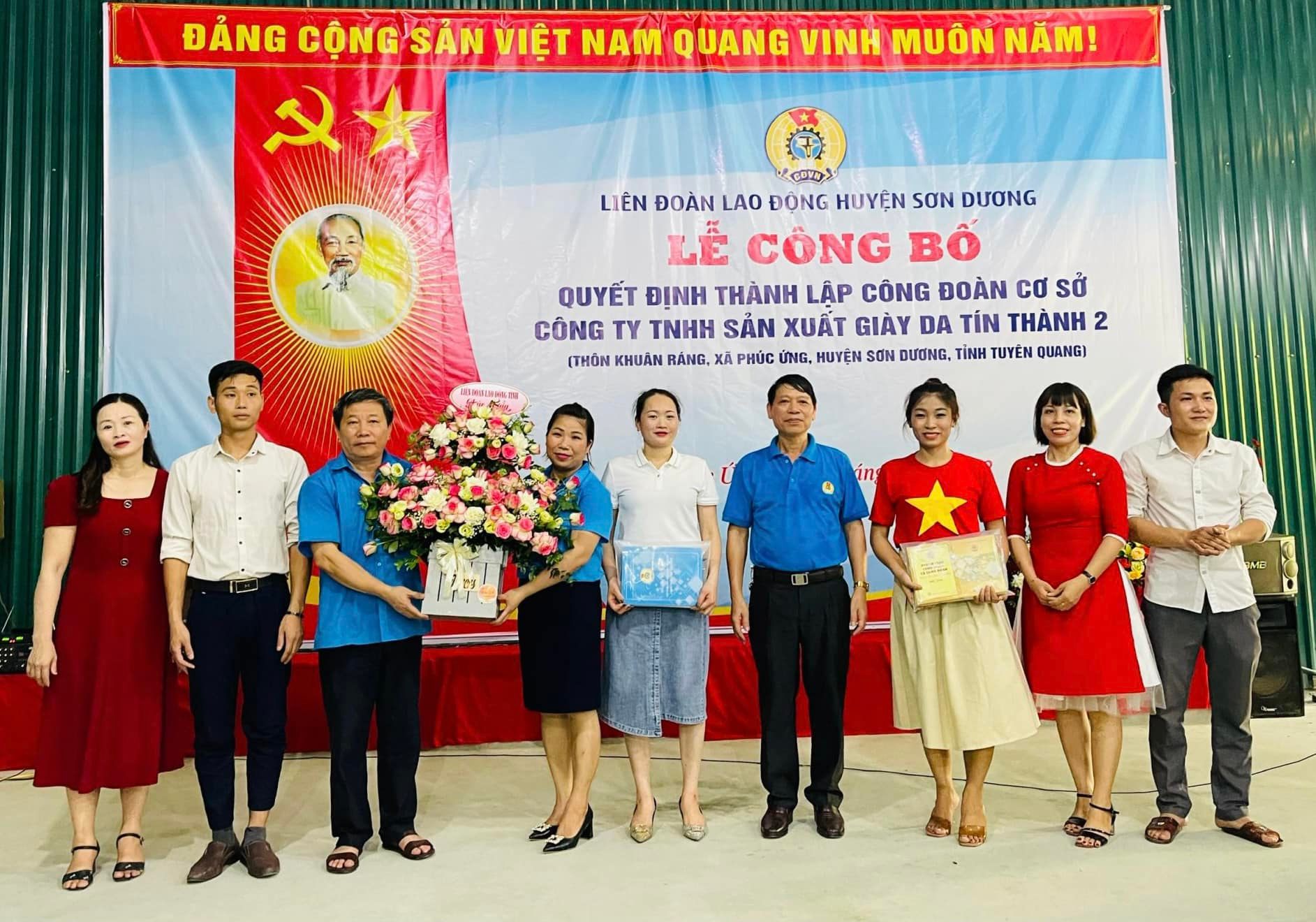 Liên đoàn Lao động huyện Sơn Dương công bố Quyết định thành lập Công đoàn cơ sở Công ty TNHH Sản xuất Giày da Tín Thành 2