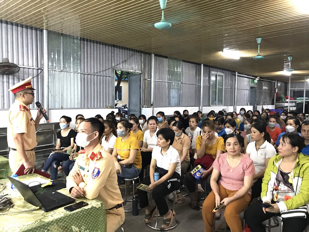 Tuyên truyền trật tự an toàn giao thông cho 100 công nhân lao  động Công ty May Yên Sơn
