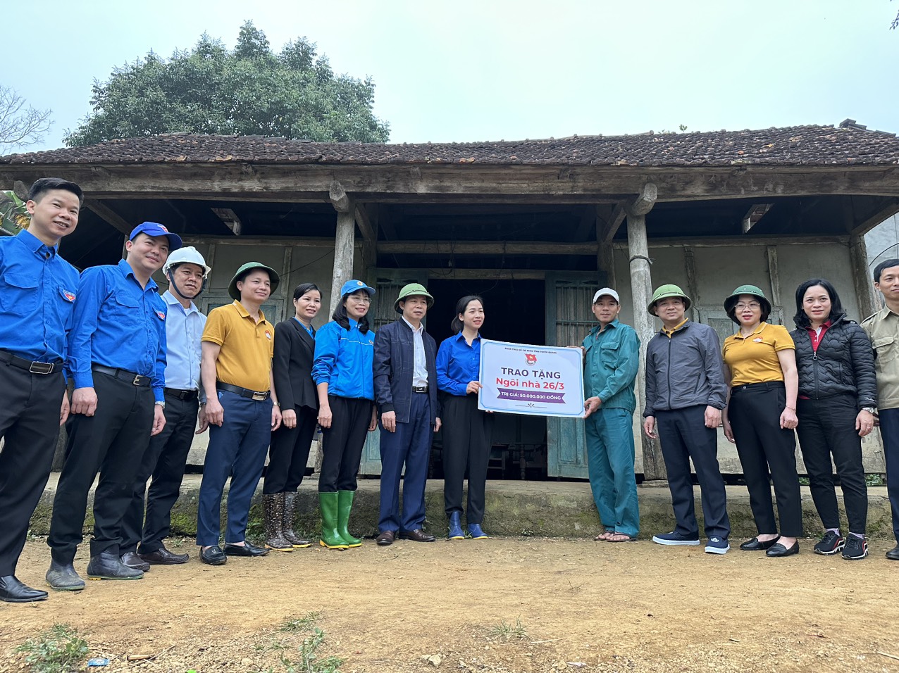 Liên đoàn Lao động tỉnh tham gia hoạt động cùng với nhân dân tại thôn Vông Vàng, xã Xuân Vân (Yên Sơn)